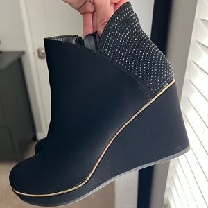 WEDGES BLACK GOLD STONES SIZE 9.5